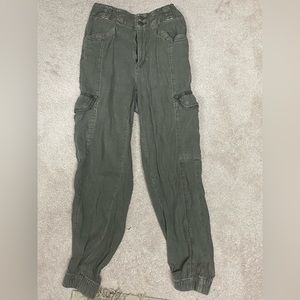 American Eagle cargo joggers in size 2 short